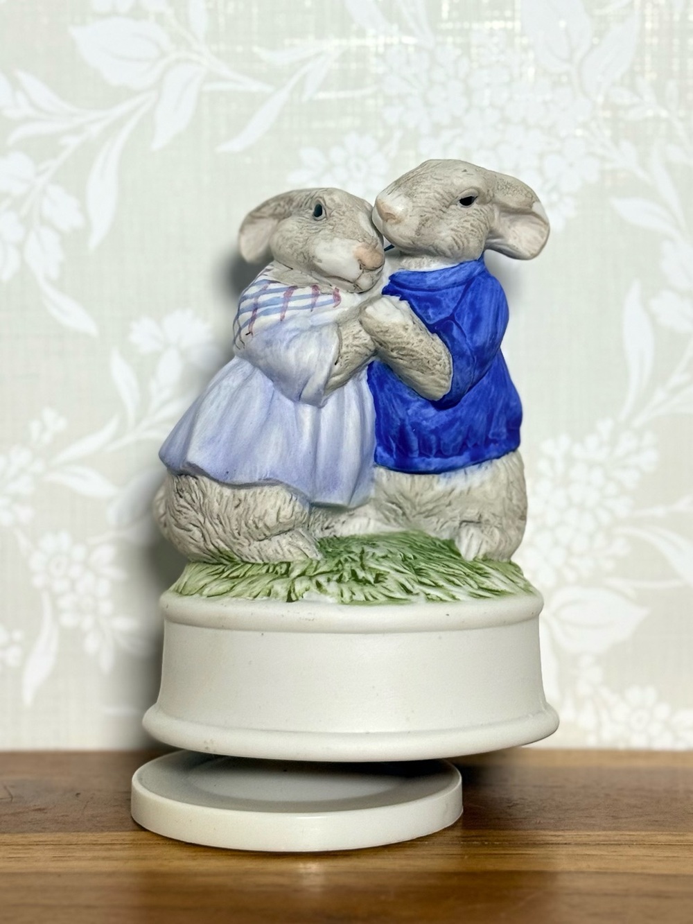 Vintage Empress Ceramic Bunny Couple Music Box
